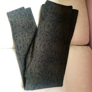 Marty M snakeskin leggings olive/black small
